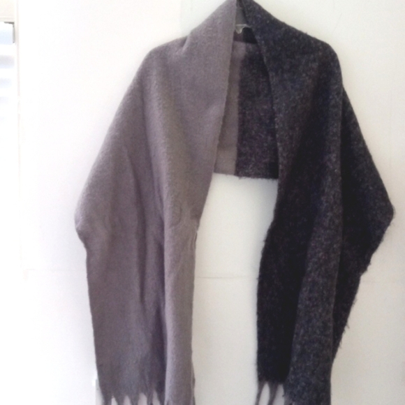 LAUNDRY BY DESIGN BLACK GRAY COLOR-BLOCK FRINGED HALF CAPE SHOULDER WRAP SIZE OS - Picture 3 of 5
